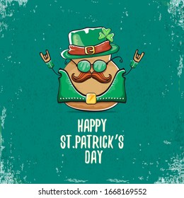 Feliz día de los pintores, tarjeta de saludo con el personaje funky leprechaun rock star potato con los parques verdes que aislado en el fondo turquesa.  Carácter fundido vegetal hipster de rock n roll