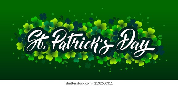 Happy Saint Patricks Tag handgeschriebene Schrift Typografie. Handgezeichnete Design-Elemente. Logos und Embleme für Einladung, Karte.