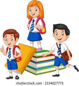 Niños felices del colegio con pilas de libros