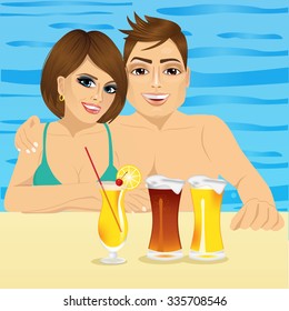 Happy lächelndes Paar trinken Saft und Bier im Pool im Hotelresort 