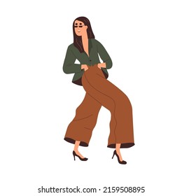 Feliz modelo sonriente de mujer posando con alegría. Chica alegre y segura de sí misma con chaqueta de moda, pantalones, gafas de sol de pie en una posición relajada. Ilustración vectorial plana aislada en fondo blanco