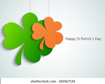 Glückliche St. Patrick's Day Feier mit hängenden Kleeblatten kann als Aufkleber oder Anhänger verwendet werden.