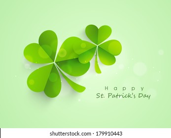 Happy St. Patrick's Day Feierlichkeiten Konzept mit irischen Glück Shamrock Blätter auf grünem Hintergrund.