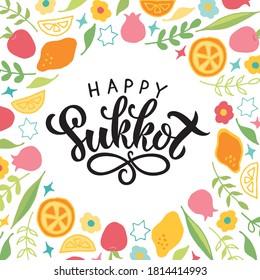 Joyeux Sukkot, texte écrit à la main sur fond blanc pour la fête traditionnelle juive. Calligraphie moderne de la brosse avec illustration de lulav (palmier dattier), Etrog (citron), arava (saule), hadas (myrte). Image vectorielle