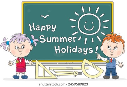 Tarjeta de vacaciones de verano feliz con niños pequeños divertidos y una pizarra de clase con un sol dibujado de caricatura y saludos para los escolares en el último día de un año escolar, ilustración de dibujos animados de Vector