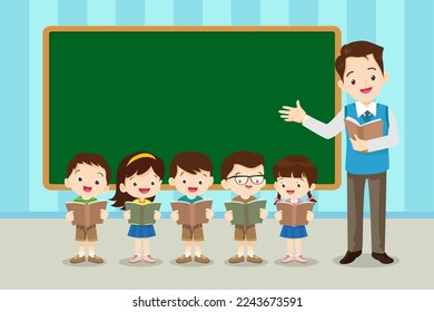 Feliz profesor enseñando a los estudiantes en aula con pizarra