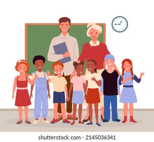 Profesores felices y estudiantes niños parados en la ilustración vectorial en el aula. Caricatura de maestros y maestros con un grupo diverso de niñas y niños sonriendo. De vuelta a la escuela, concepto de educación primaria