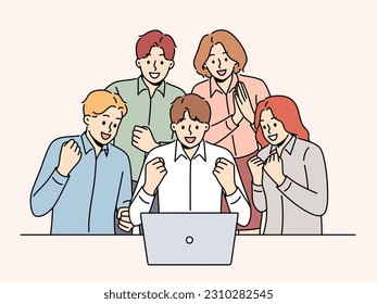 Feliz equipo trabajando en laptop para celebrar la victoria compartida de negocios o el éxito. Empresarios sonrientes entusiasmados con buenos resultados colaborando en computadoras en el cargo. Ilustración vectorial. 