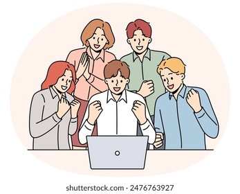 El equipo feliz que trabaja en equipo en el ordenador portátil celebra la victoria o el éxito empresarial compartido. Empresarios sonrientes entusiasmados con buenos resultados colaborando en la computadora en la oficina. Ilustración vectorial.