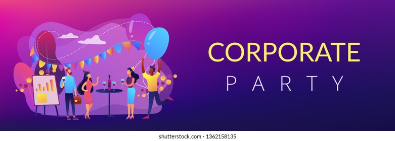 Feliz gente de negocios bailando, divirtiéndose y bebiendo vino. Fiesta corporativa, actividad de creación de equipos, concepto de evento corporativo. Plantilla de banner de encabezado o pie de página con espacio de copia.