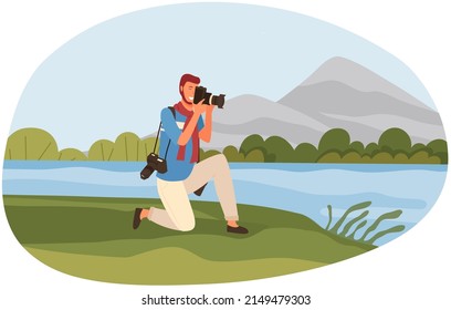 Feliz fotógrafo de viajes tomando fotos de la naturaleza. Caricatura disparando montañas y lago en cámara. Fotografía y concepto paisajístico. Un chico joven haciendo senderismo. Turismo de montaña y actividades recreativas