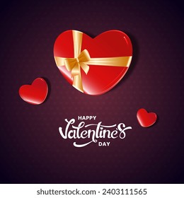 Fröhliches Valentinstag-Celebration-Konzept mit Glossy Red Heart Shaped Geschenkbox auf dunkelviolettem, zartem Hintergrund.