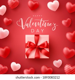 Glückliches Valentinstag-Poster oder Banner mit süßen Herzen und süßen Geschenkbox auf rotem Hintergrund.Promotion und Shopping-Vorlage oder Hintergrund für das Love und Valentinstag-Konzept.