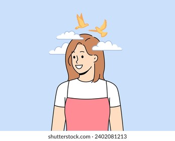 Feliz mujer con pájaros y nubes sobre la cabeza que simbolizan pureza de pensamientos y ausencia de malas intenciones. Una niña feliz vestida de forma casual siente emociones despreocupadas y positivas.