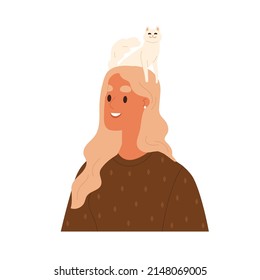 Mujer feliz con un lindo gato sentado sobre la cabeza. El dueño de una mascota y el gatito gracioso, un animal felino adorable. Mujer alegre con encantador retrato de gatito dulce. Ilustración vectorial plana aislada en fondo blanco