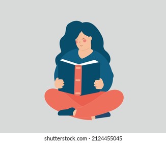 Una mujer feliz disfruta leyendo un libro mientras se sienta en el suelo. Happy girl toma notas de su diario con interés. Jomo, alegría de perderse, sesión de terapia de libros, salud mental, concepto de paz interior.