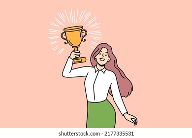 Fröhliche Frau mit goldenem Preis feiert Arbeit oder persönlichen Erfolg. Motivierte weibliche Holding-Trophäe begeistert über Leistung oder Business-Award. Vektorgrafik. 