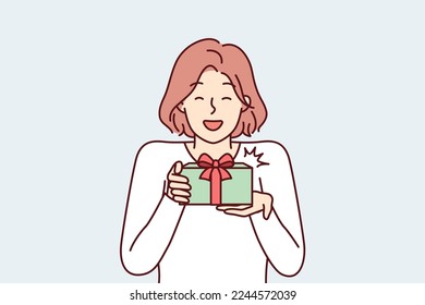 Mujer feliz sosteniendo una caja de regalo alegrándose de su cumpleaños o de la sorpresa de Navidad recibida. Chica sonriente con camiseta informal sostiene una caja con arco para felicitar a un ser querido en vacaciones. Diseño vectorial plano 