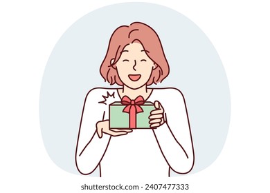 Mujer feliz sosteniendo una caja de regalo alegrándose de su cumpleaños o de la sorpresa de Navidad recibida. Chica sonriente con camiseta informal sostiene una caja con arco para felicitar a un ser querido en vacaciones. Diseño vectorial plano