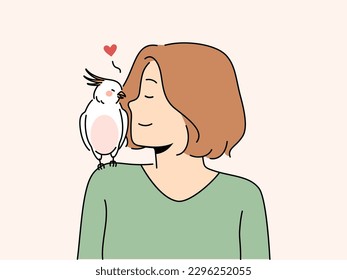 Fröhliche Frau mit Papagei, die auf der Schulter sitzt. Lächelnde Mädchen reden kuscheln mit exotischen Vogel. Ornithologie-Konzept. Vektorgrafik. 