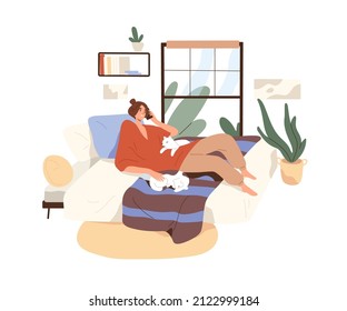 Mujer feliz relajándose con gatos en la cama en casa. Persona descansando en un acogedor dormitorio con mascotas, mintiendo, hablando por teléfono móvil el fin de semana, tiempo libre. Ilustración vectorial plana aislada en fondo blanco