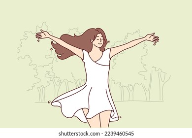 Una mujer feliz corre por el parque con un vestido blanco y disfruta del cálido clima de verano. Joven dama hermosa con el pelo largo se regocija en el paseo y el día caluroso de primavera. Ilustración vectorial plana