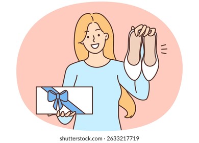 Mulher feliz mostrando novos sapatos e caixa com presente arco ostentando compra após as compras. Garota positiva demonstra calçados de presente do namorado regozijando-se com a atenção e cuidado