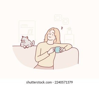 Mujer feliz sentada en el sofá sosteniendo una taza de té. Ilustraciones de diseño vectorial de estilo dibujado a mano.