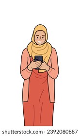 Mujer feliz usando, sosteniendo el teléfono móvil en las manos. Chica navegó por Internet en el smartphone, se comunica en el chat, escribe en messenger, ve fotos y videos. Carácter de caricatura, ilustración plana vectorial