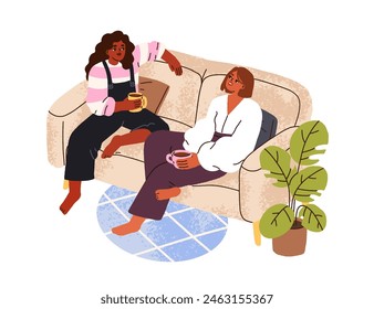 Amigas felices charlando, sentadas en el sofá con tazas de té. Novias en la acogedora hora del té en casa, hablando, hablando, tomando café en el sofá. Ilustración vectorial plana aislada sobre fondo blanco