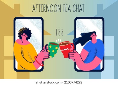 Felices amigas que beben té tienen una reunión en línea o una videollamada en un smartphone a lockdown. Las novias sonrientes disfrutan de charlas de café por la tarde en un evento con webcam en cuarentena. Ilustración vectorial. 