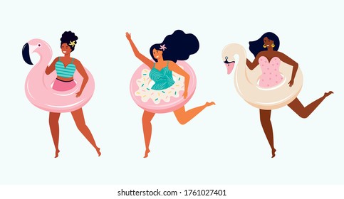 Fröhliche Frauen in Badeanzügen mit aufblasbarem Float Donut, Schwan und rosa Flamingo. Freundinnen haben Spaß an den Sommerferien am Meer. Beach Party. Spielzeug zum Schwimmen im Pool. Frauenfreundschaft