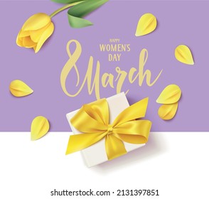 Feliz Día de la Mujer. Plantilla de diseño de pancartas del 8 de marzo. Texto con letras caligráficas con una caja de regalo decorativa y flores tulipanas amarillas. Piso plano. Ilustración de material vectorial	