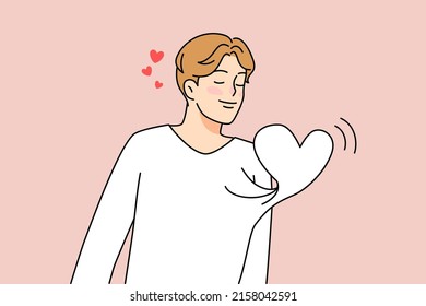 Un joven feliz con el corazón latiendo en el pecho se siente enamorado. Un tipo sonriente sintiendo afecto siendo coquetón y seductor. Concepto de relaciones. Ilustración vectorial plana. 