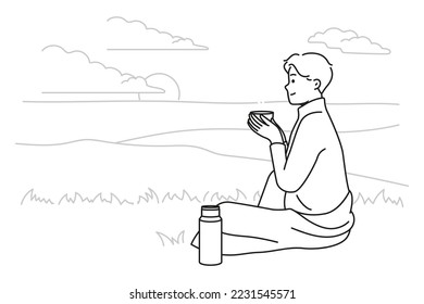 Joven feliz sentado en la naturaleza tomando té del termo. Sonriente disfrute de un café caliente en una colina al aire libre. El concepto de relajación. Ilustración vectorial. 