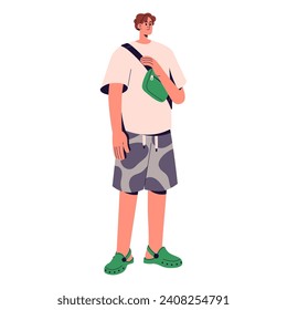 Joven feliz en ropa de verano llevando una bolsa de cintura. Hombre elegante con zapatillas de goma urbana usando camisetas sobredimensionadas. Un chico lindo de aspecto moderno. Ilustración vectorial aislada plana sobre fondo blanco