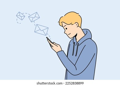 Un joven feliz usa modernos mensajes de texto en línea con teléfonos celulares. Un tipo sonriente mira a la pantalla de un smartphone enviando mensajes de correo electrónico en Internet. Ilustración vectorial. 