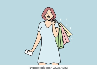 Joven feliz con bolsas emocionadas de compras en centros comerciales o tiendas. Chica sonriente con muchas compras. Concepto de consumismo. Ilustración vectorial. 