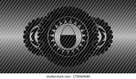 ícono de huevo hervido duro dentro de la placa oscura de fibra de carbono. Fondo lujoso de textura de polímero. Ilustración artística. 