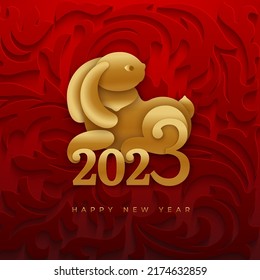 Símbolo de liebre del año 2023 en el calendario chino. Conejo dorado sobre un fondo con motivos rojos. Estilo de corte de papel
