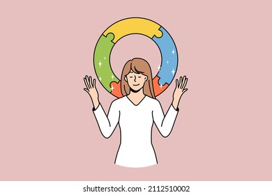 Equilibrio armonioso e integridad personal. Mujer sonriente con los ojos cerrados equilibrio de sensación de pie con círculo colorido en ilustración vectorial de fondo 