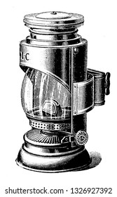 Tiene una estructura de vidrio a través de la cual pasa la luz. Es una lámpara de aceite con un regulador por debajo de la base, ilustración de línea grabada vintage. Accesorios para bicicletas - 1900