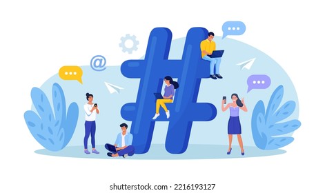 Símbolo grande de hashtag. Gente mandando mensajes de texto, enviando posts con etiquetas y compartiéndolos en medios sociales con smartphone, laptop. Promoción en redes sociales, blogueo. SEO, marketing, publicidad