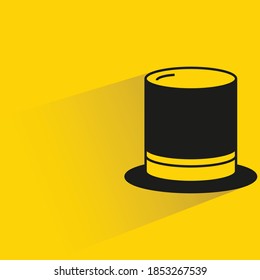 sombrero con sombra sobre fondo amarillo