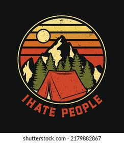 Odio a la gente con la temática de Vintage Camping diseño de camisetas con carpa, pinos, silueta de montaña y puesta de sol ilustración vectorial. Citas de aventuras al aire libre que dicen que el diseño es bueno para ropa, afiche, logo.