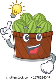 Tener un gesto de idea sobre el diseño de la mascota de la cesta de frutas de sandía
