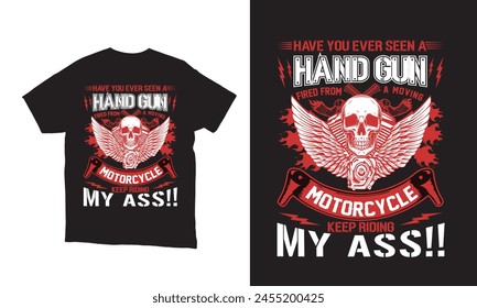 HABEN SIE SCHON EINMAL EINE HANDWAFFE GESEHEN, DIE VON EINEM SICH BEWEGENDEN MOTORRAD-T-SHIRT ABGEFEUERT WURDE? VEKTORGRAFIK RIDE LIEBHABER.

