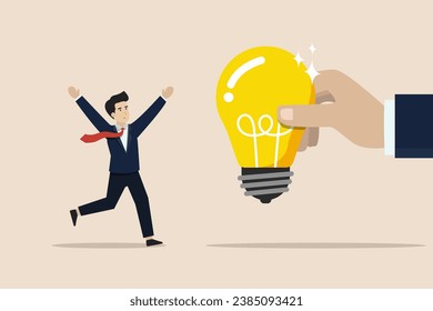 Teniendo una gran idea, aportando un nuevo concepto de negocio o teniendo una idea brillante para una empresa, los emprendedores inteligentes llevan la bombilla de luz para una gran idea en manos grandes.