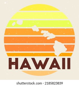 Hawaii Logo. Unterschreiben Sie mit der Karte der Insel und farbigen Streifen, Vektorgrafik. Kann als Insignien, Logotyp, Etikett, Aufkleber oder Abzeichen des Hawaii verwendet werden.