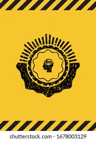 cabezal con los engranajes dentro del icono emblema negro grunge dentro del signo de advertencia amarillo. Ilustración vectorial. Detallado.